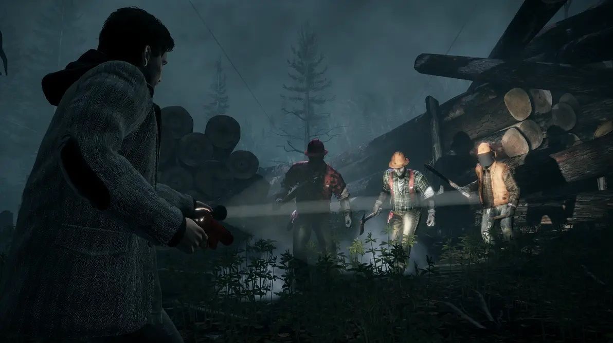 Alan Wake devant des bûcherons fous, la nuit