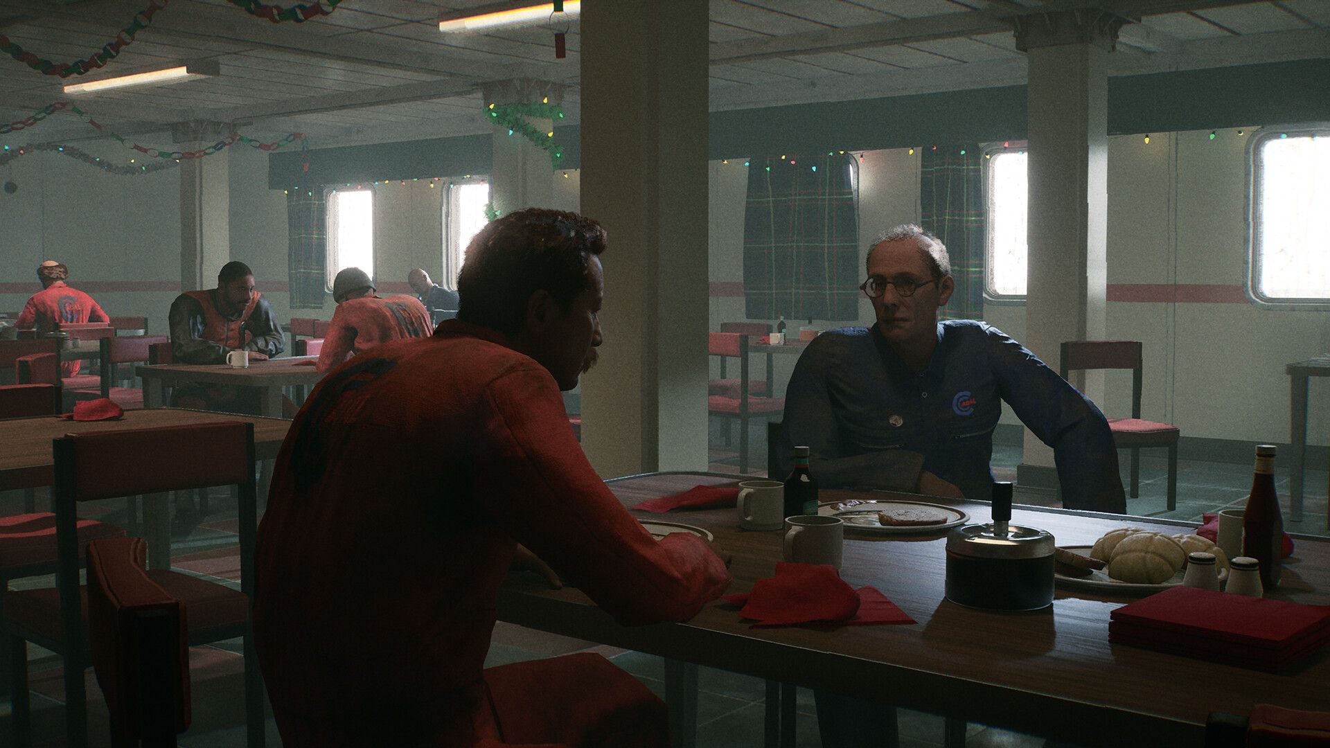 Deux hommes en train de manger dans une cantine vintage dans les années 70. L'un des deux ressemble à Edwy Plenel