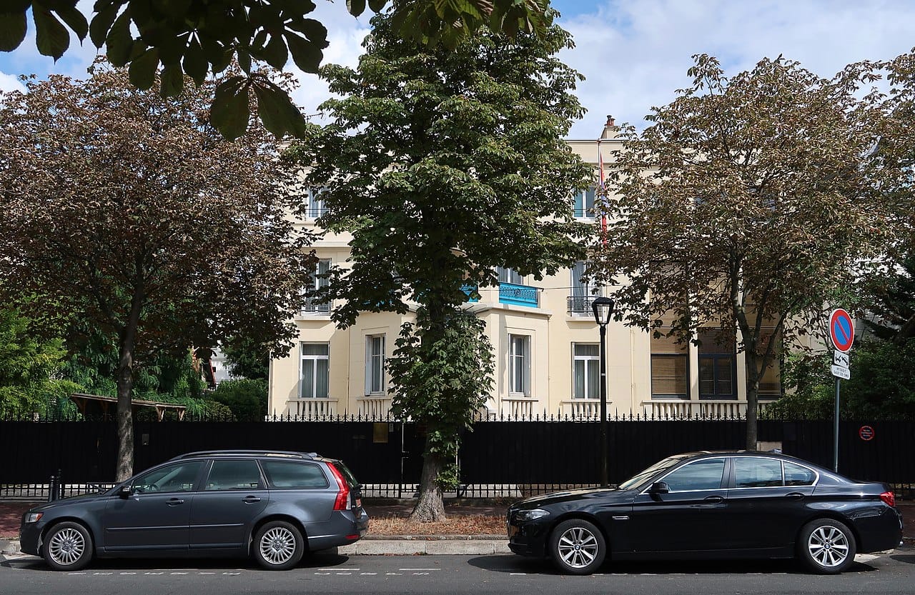 Ambassade de Mongolie en France, c'est une maison cossue dans une rue cossue, avec des arbres et des grosses voiturs garées devant