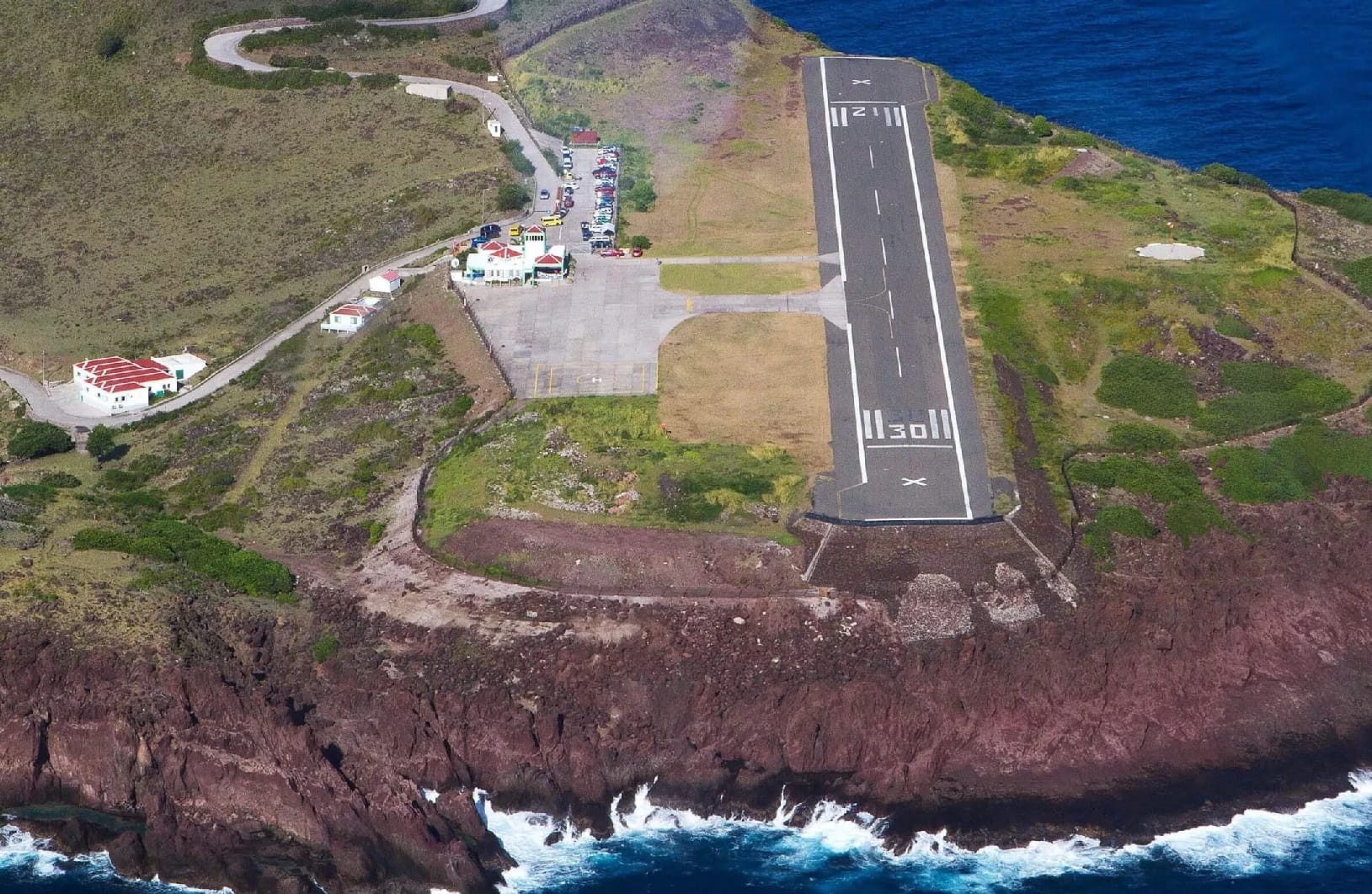 Minuscule piste pour avions dans une non moins minuscule île, avec des falaises partout.